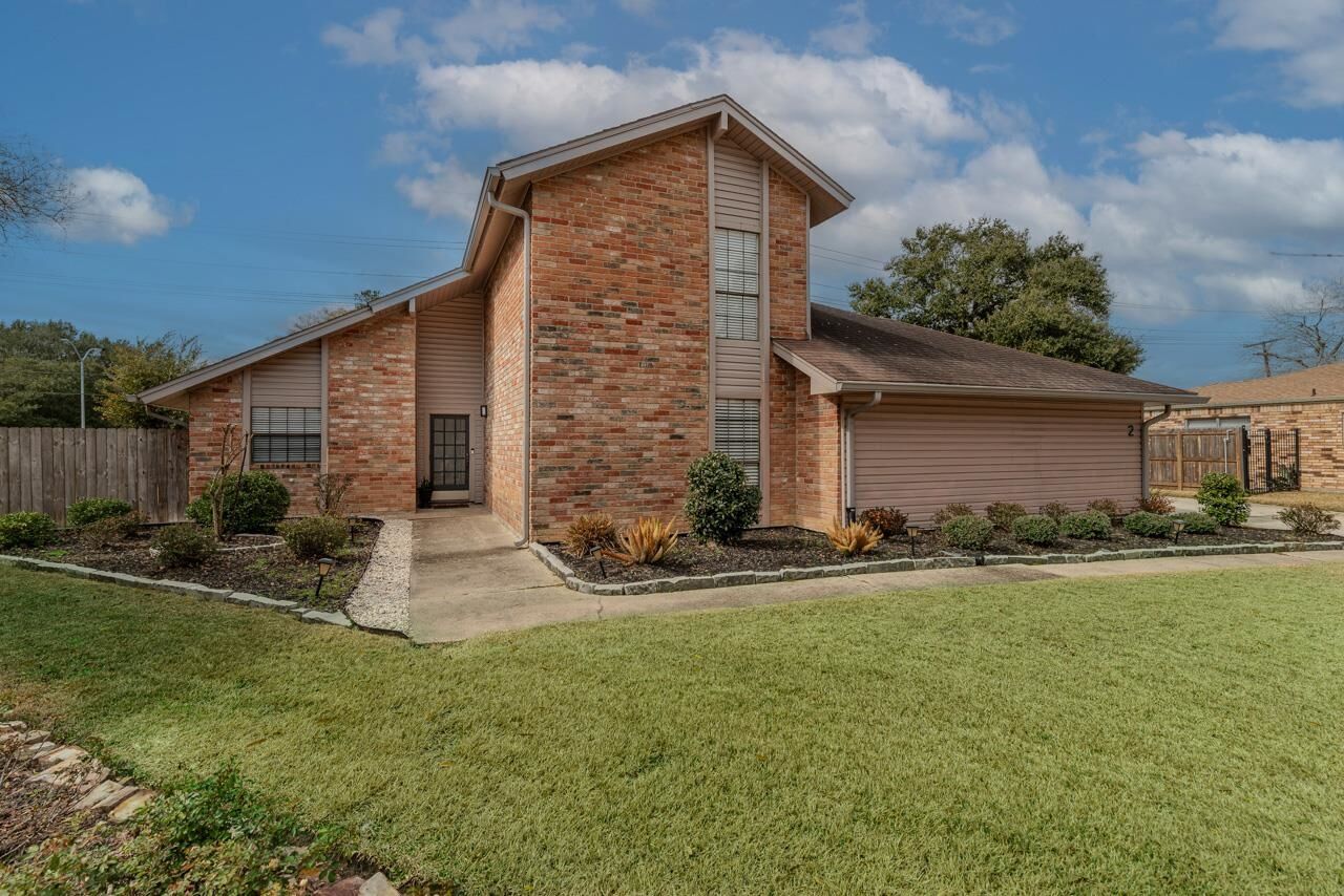 Property Photo:  2 Dowlen Pl.  TX 77706 