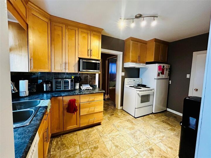 Property Photo:  45 6th Street Northeast  MB R1N 1G4 