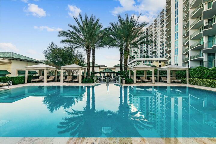 Property Photo:  450 Knights Run Avenue 411  FL 33602 