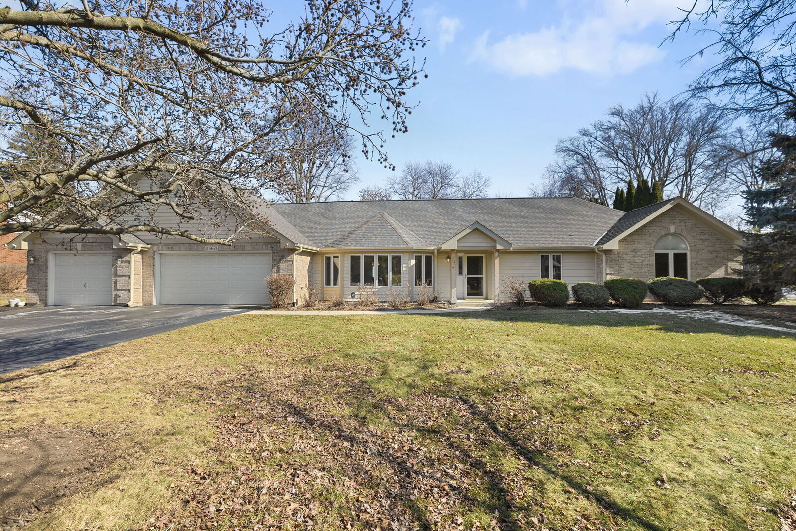 Property Photo:  2S671 Arrowhead Drive  IL 60189 