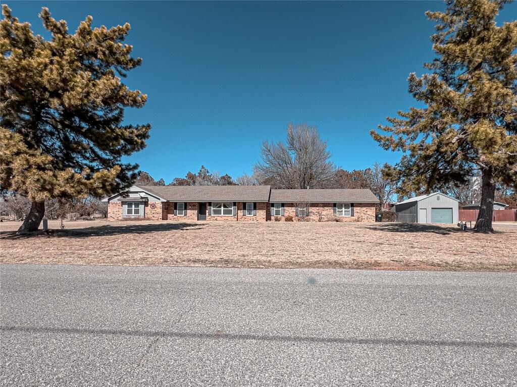 Property Photo: 809 W Fastrunner Road OK 73038