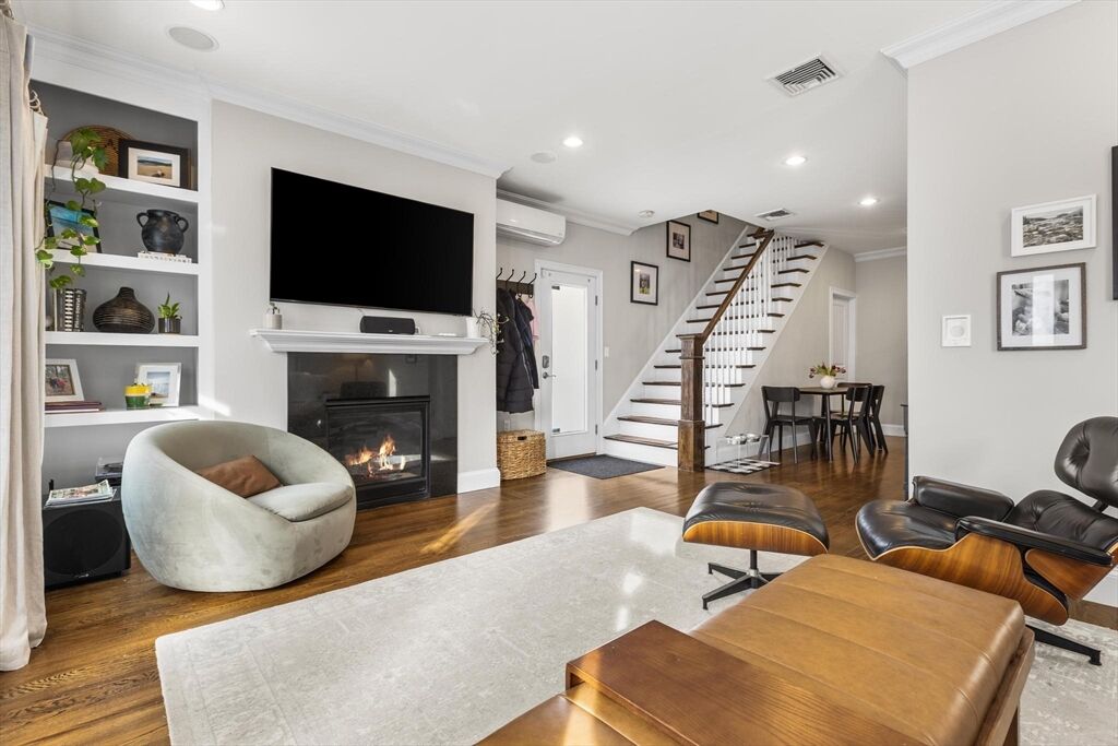 Property Photo:  7 Burgoyne St 1  MA 02124 