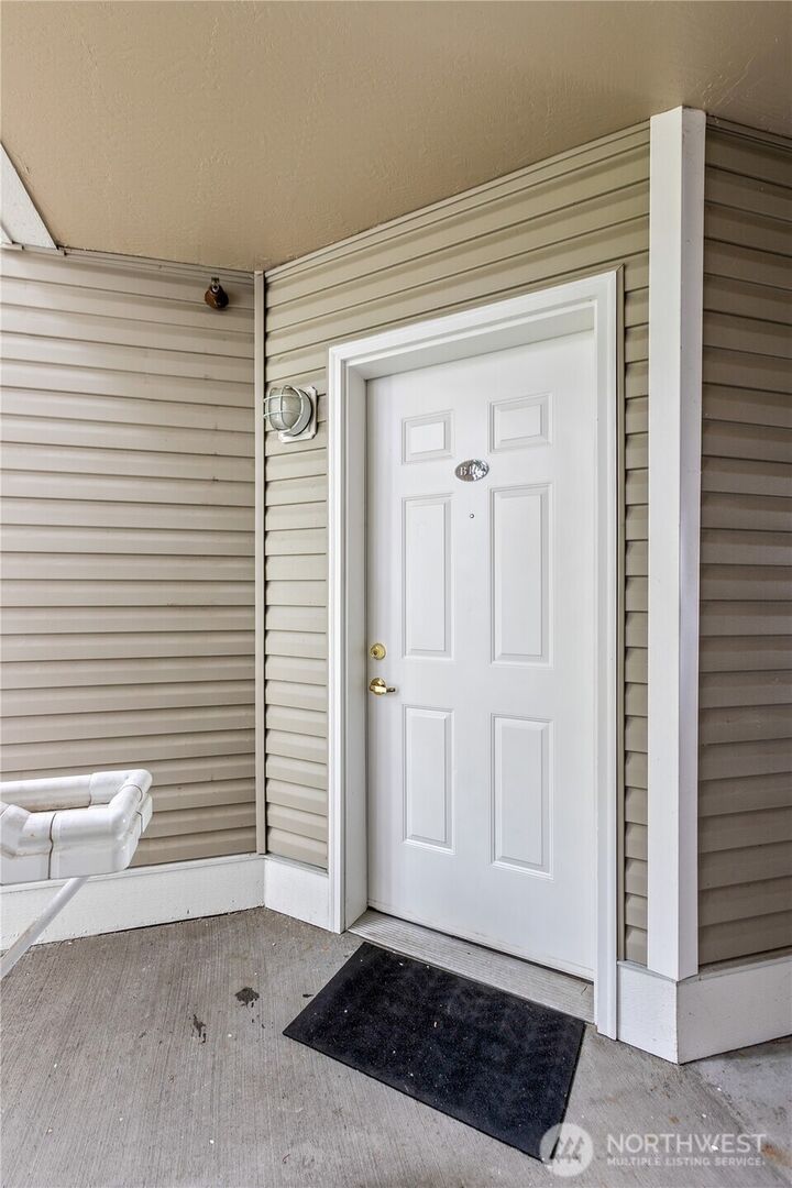 Property Photo:  14714  Admiralty Way B102  WA 98087 