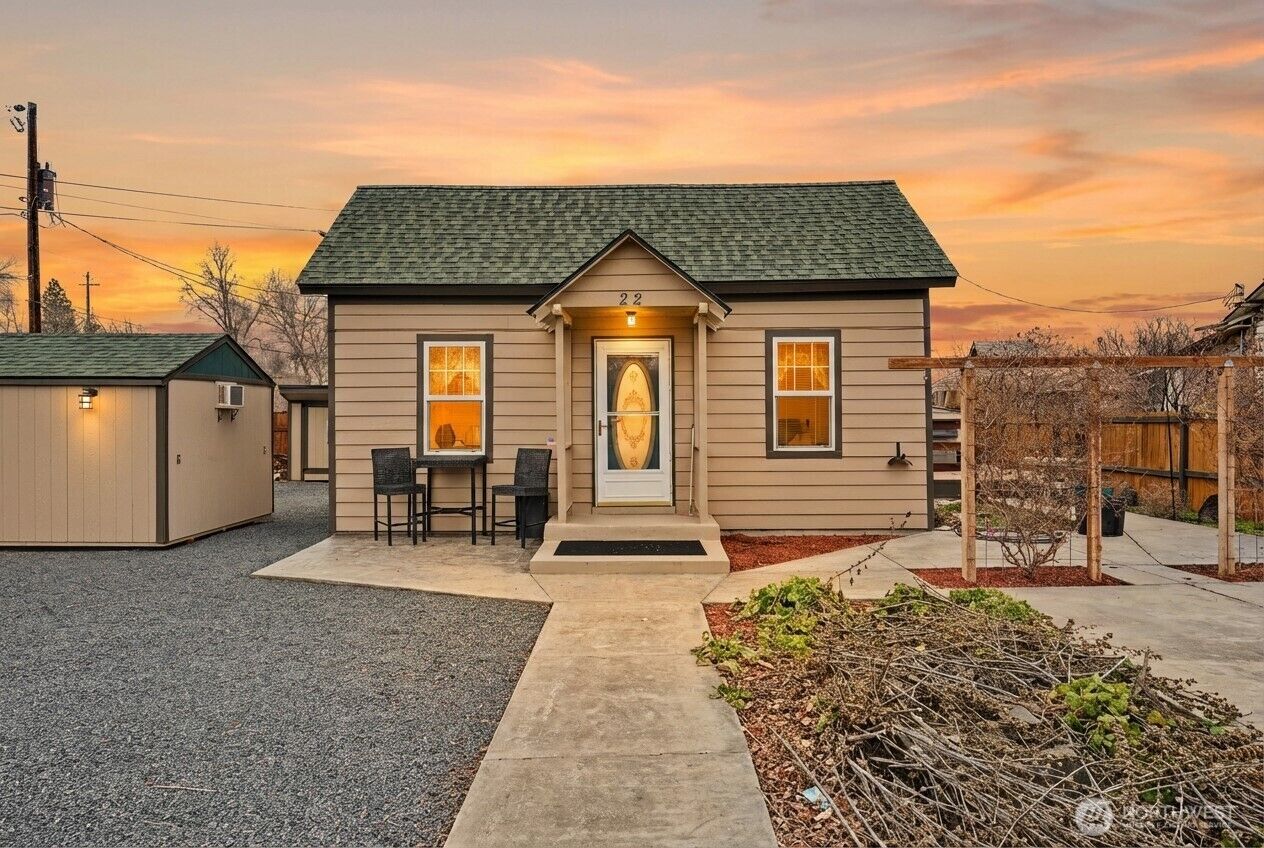 Property Photo:  22 S Elder Street  WA 98851 