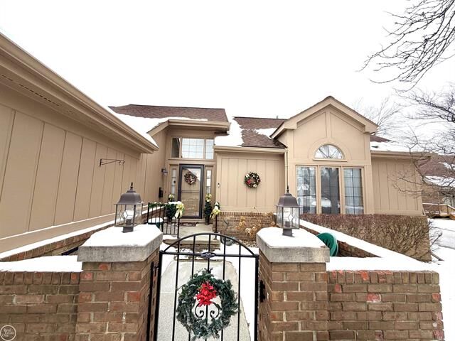 Property Photo: 37884 N Laurel Park Drive MI 48152