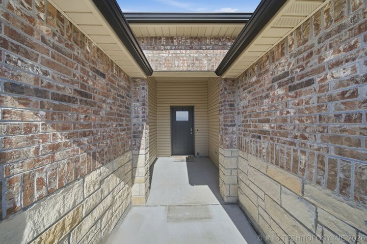 Property Photo:  3306 Rushmore Circle  OK 74006 