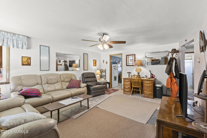 Property Photo:  333 N 42nd Ave  WA 98908 