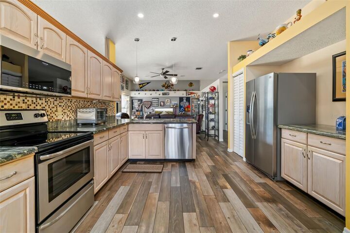 Property Photo: 8072 Glenbrooke Lane FL 34243