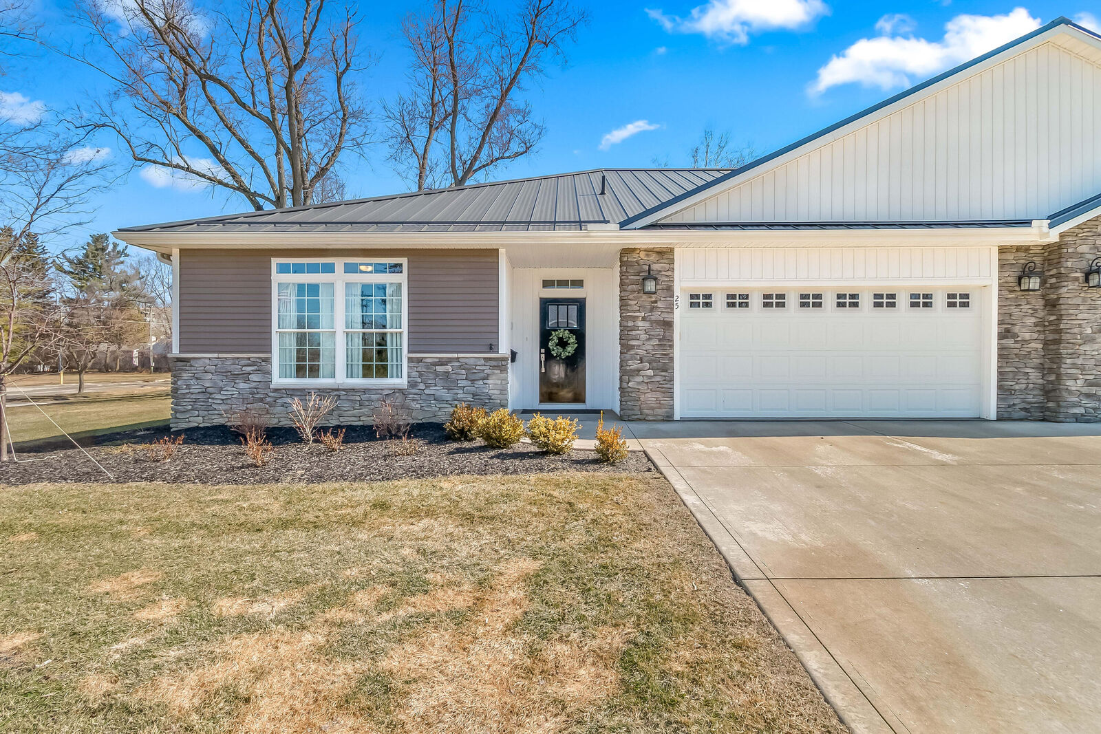Property Photo:  25 Hillsdale Commons Drive  MI 49242 