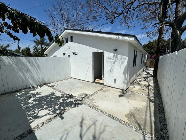 Property Photo:  922 E Lanzit Avenue  CA 90059 