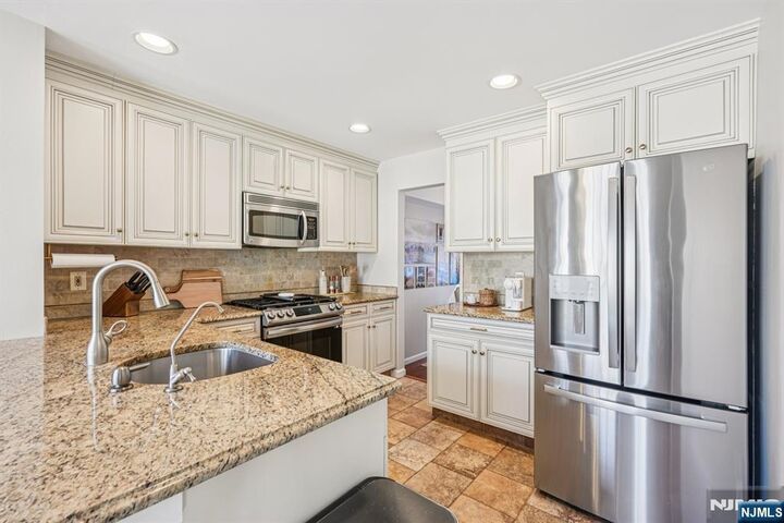 Property Photo:  52 Ryan Lane 1105  NJ 07035 