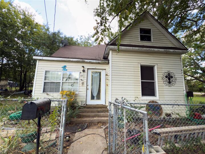 Property Photo:  404 E Orange Street  TX 75090 