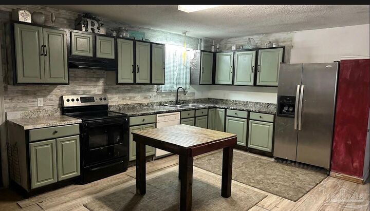 Property Photo:  10 N Runyan St  FL 32507 