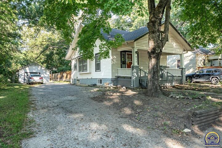 Property Photo:  917 SW Warren Ave  KS 66606 