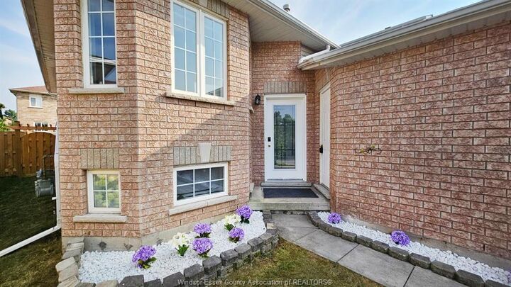 Property Photo: 201 Hanmer Street East ON L4M 6W7