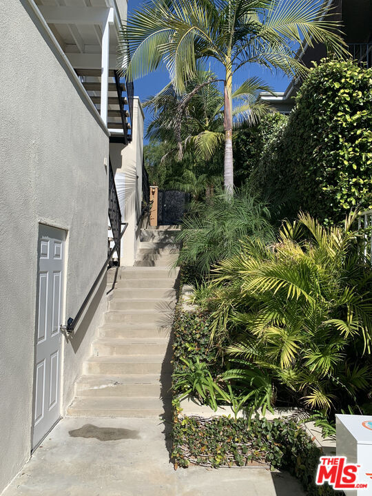 Property Photo:  4211 Franklin Ave  CA 90027 