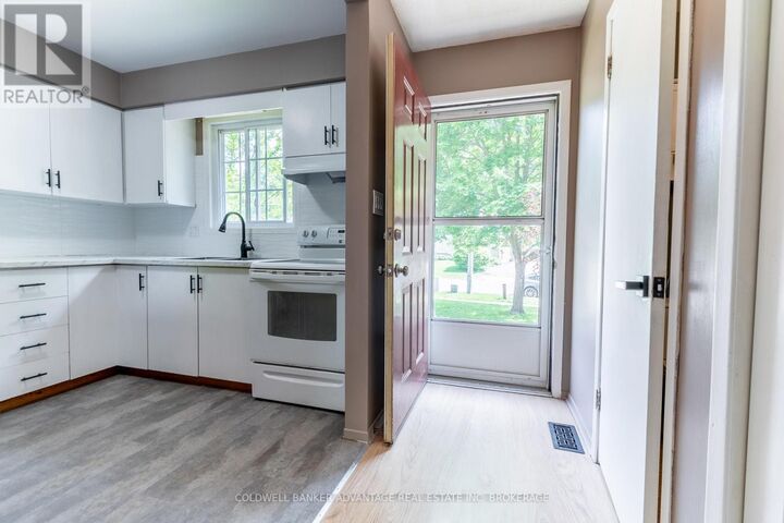 Property Photo:  102 Silvan Drive 8  ON L3C 6C3 