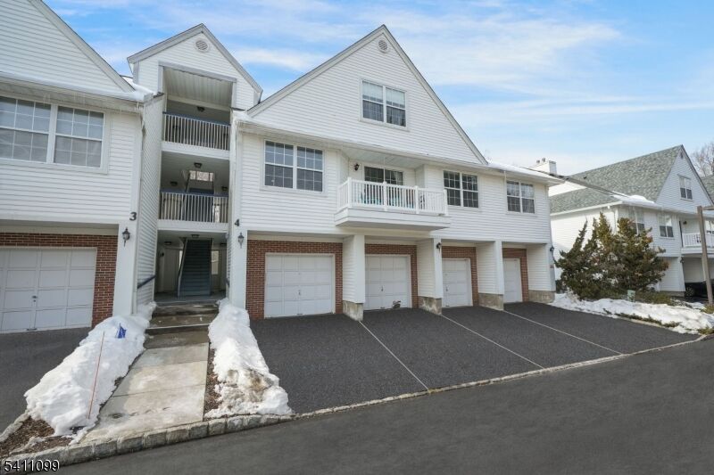 Property Photo:  4 Vernon Ct 4-2  NJ 07463 