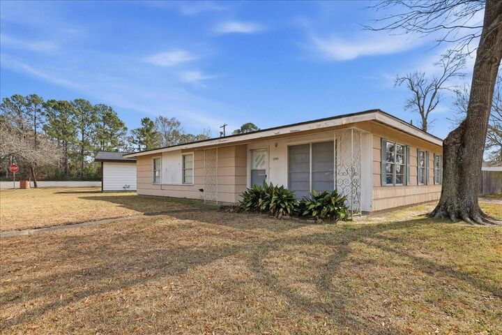 Property Photo:  1709 Robin Avenue  TX 77632 