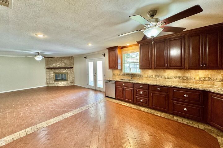Property Photo: 912 S 21st Street TX 77627