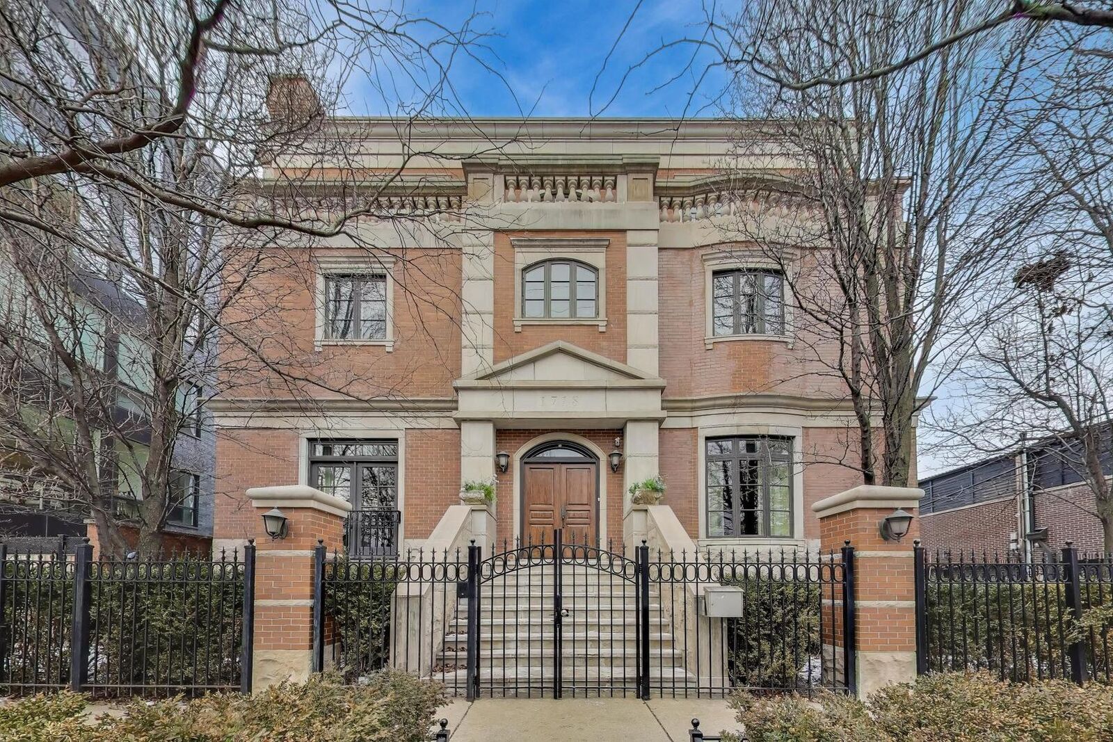 Property Photo:  1718 W Wrightwood Avenue  IL 60614 