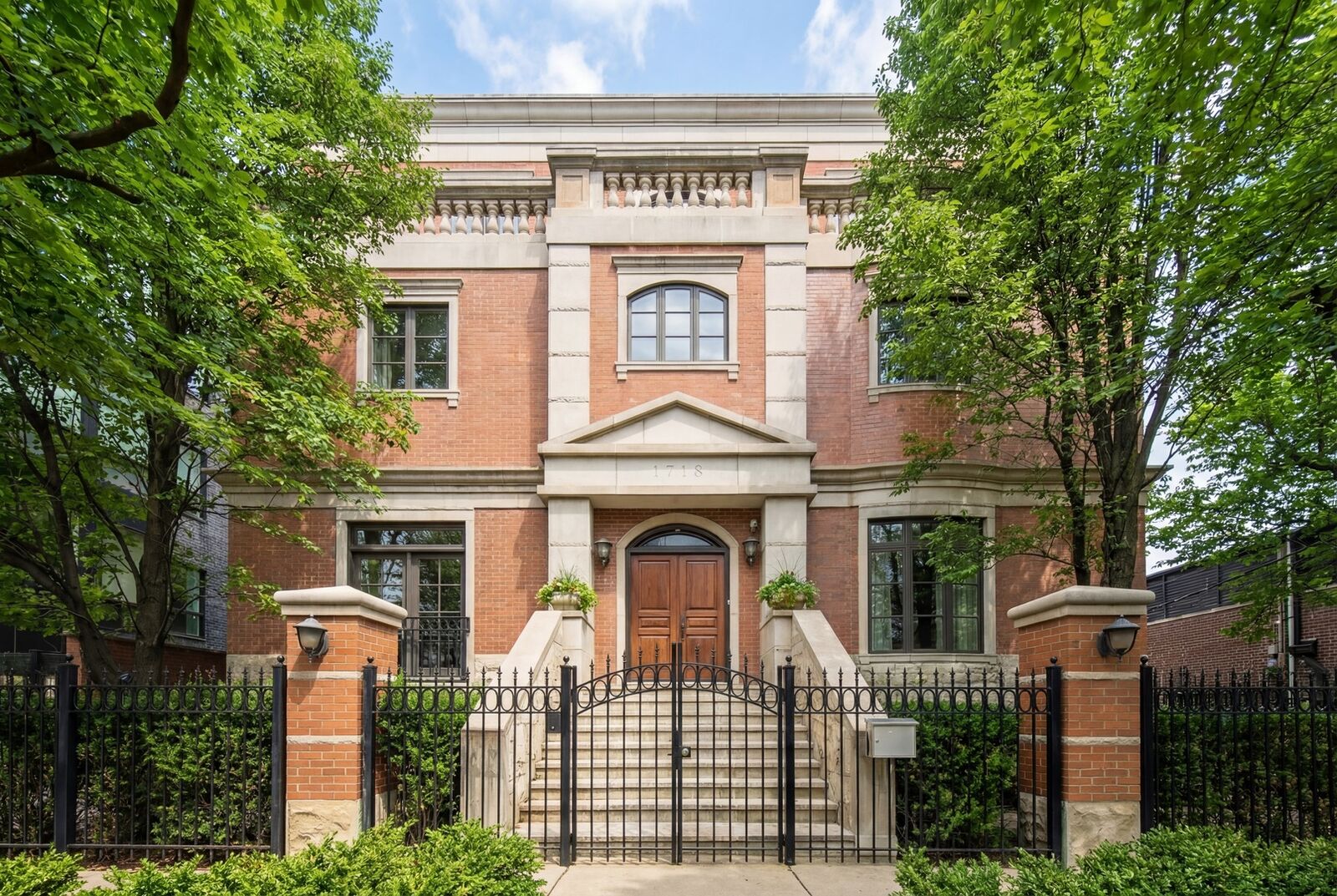 Property Photo: 1718 W Wrightwood Avenue IL 60614