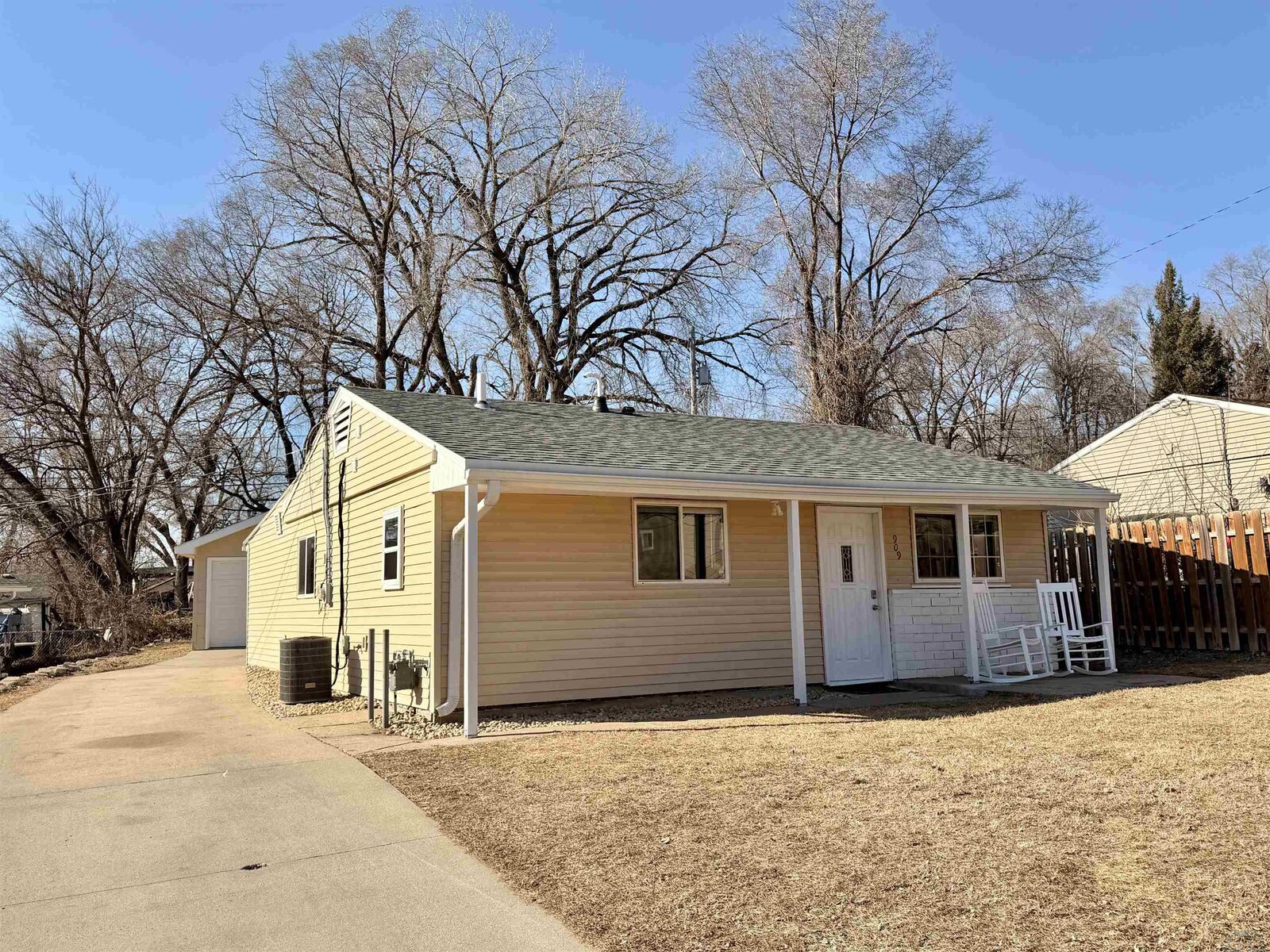 Property Photo: 909 Alice Street IA 51105