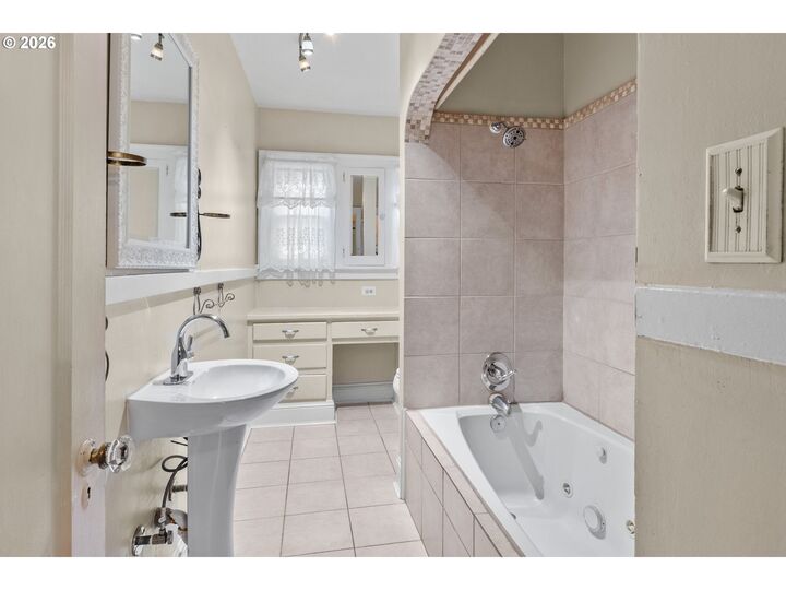 Property Photo: 2144 N Webster St OR 97217