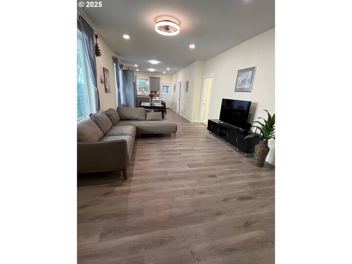 Property Photo:  428 SE 30th Pl  OR 97214 