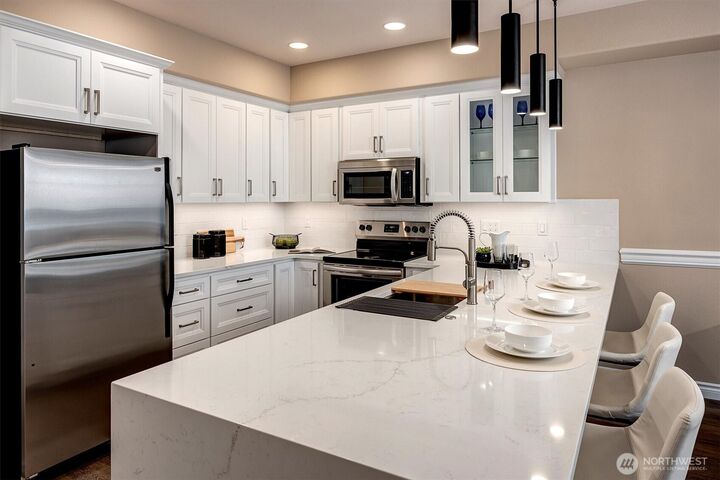 Property Photo:  6831 NE 170th Street 206  WA 98028 