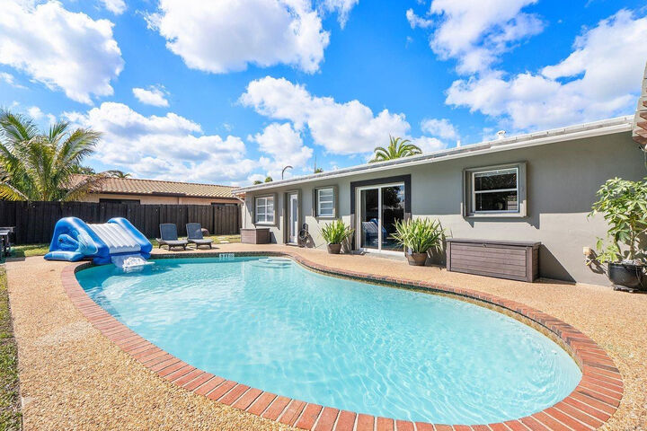 Property Photo: 1530 NE 53rd Street FL 33334