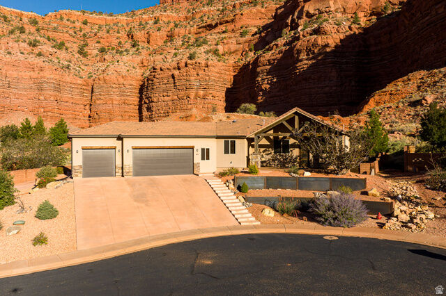 Property Photo: 493 E Donner Cir UT 84741