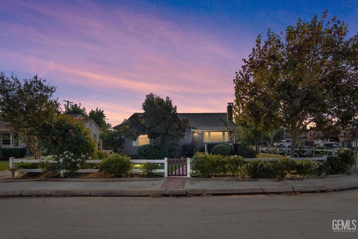 Property Photo:  2500 Cedar Street  CA 93301 