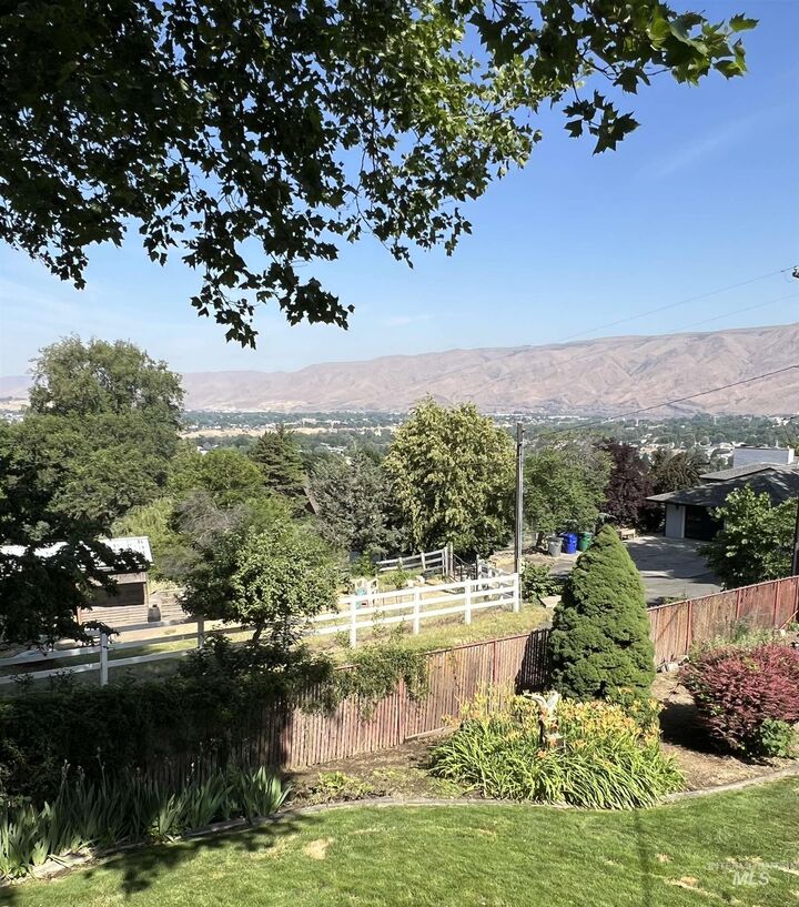 Property Photo: 1605 Vineyard Dr. ID 83501