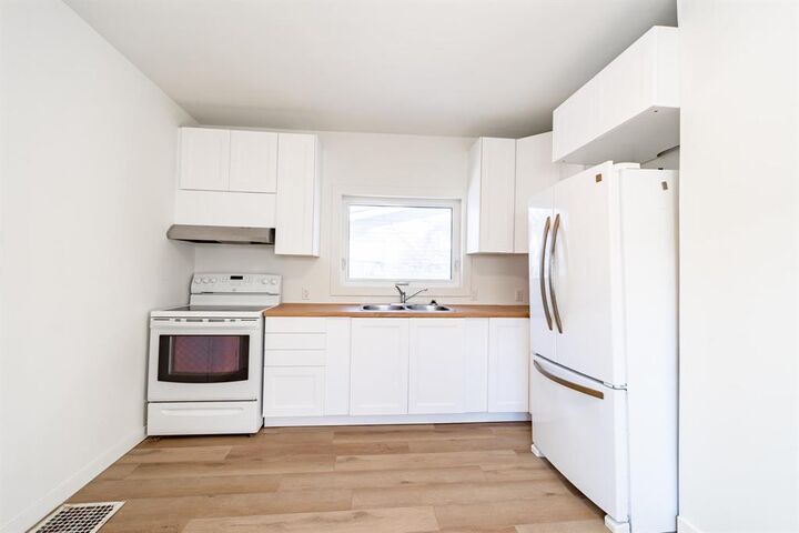 Property Photo:  206 Dufferin Avenue  MB R1A 1C1 