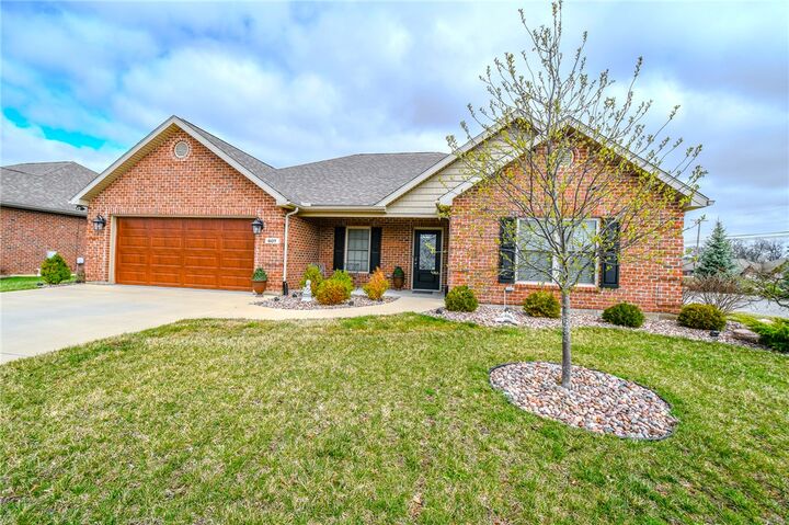 Property Photo:  607 W Bentley Circle  OH 45373 