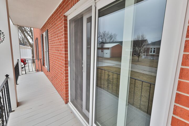 Property Photo: 909 W 1st Street 2 IA 50219