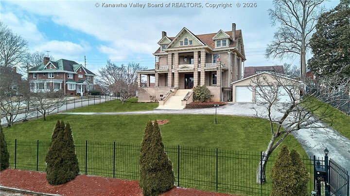 Property Photo: 901 Edgewood Drive WV 25302