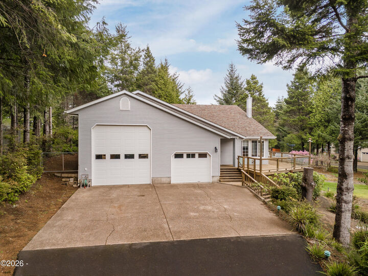 Property Photo: 590 NW Terrace Street OR 97394