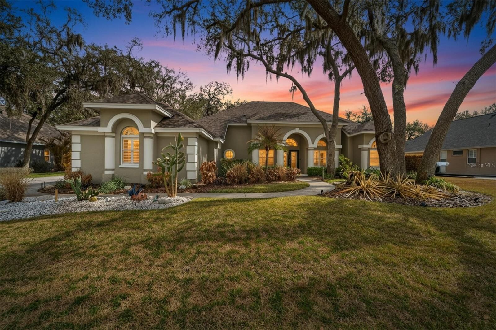 Property Photo:  5018 Sylvan Oaks Drive  FL 33596 