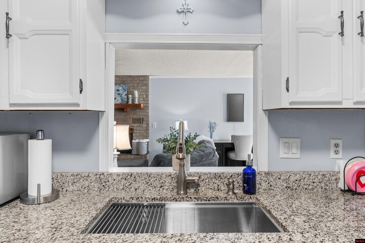 Property Photo: 1401 S Kingswood Way AR 72653