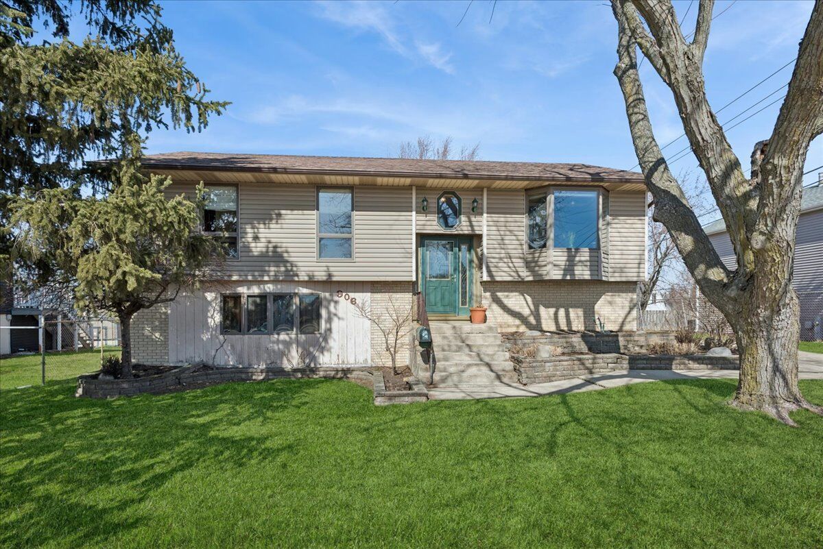 Property Photo:  906 E Streamwood Boulevard  IL 60107 