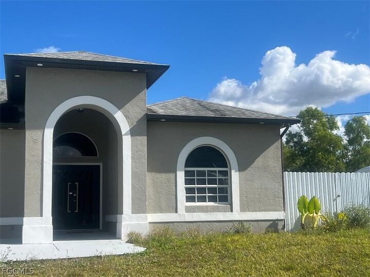 Property Photo:  725 Castlestone Avenue S  FL 33974 