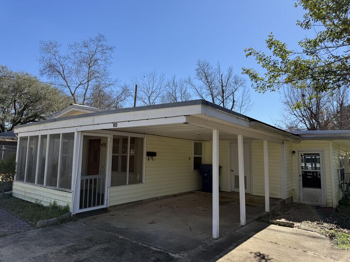 Property Photo: 1301 Oak Dr LA 71446