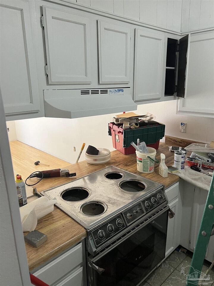 Property Photo: 8144 Stonebrook Dr FL 32514