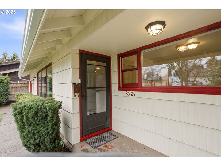 Property Photo: 2925 Charnelton St OR 97405
