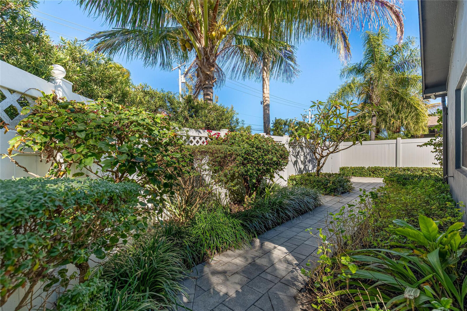 Property Photo:  2000 NE 18th Street  FL 33305 