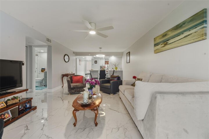 Property Photo:  9611 N Hollybrook Lake Drive 101  FL 33025 