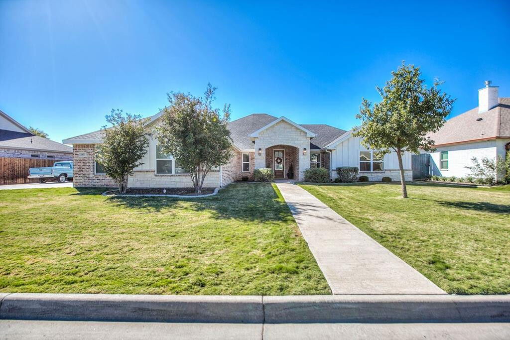 Property Photo:  1833 Castle Pines  TX 76904 