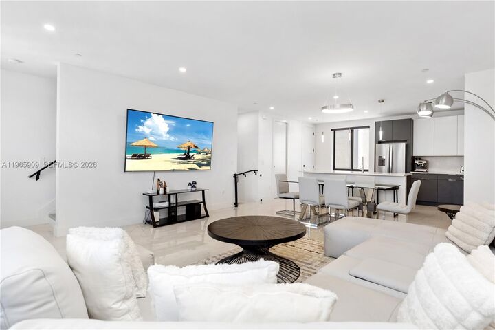 Property Photo: 436 SE 12th Ct FL 33316